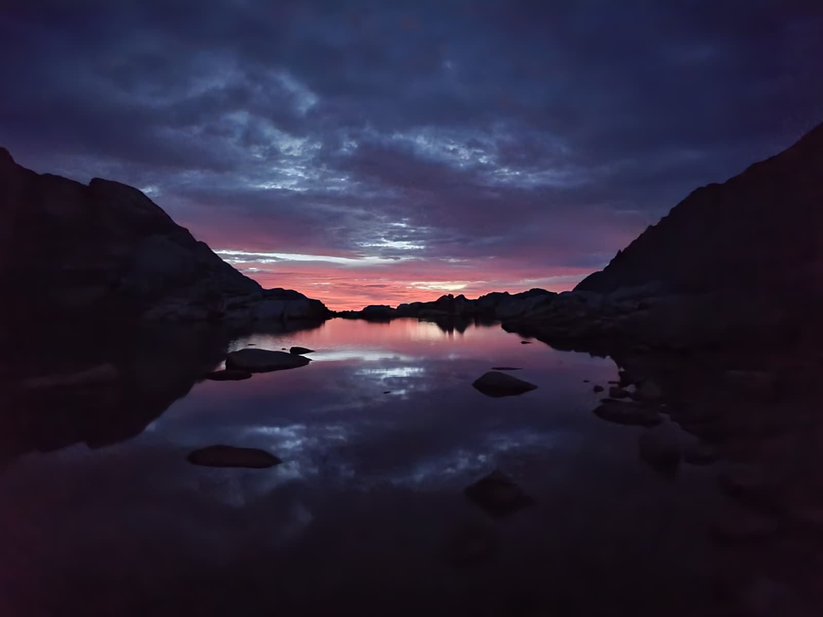 Avant : Trail Camp Pond près du mont Whitney reflétant la lumière violette et rose du lever du soleil dans l'arrière-pays sauvage des Grandes Sierra Nevada.